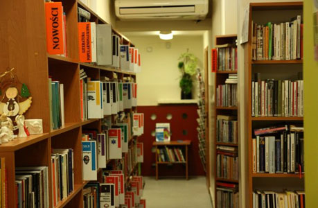 Wnętrza biblioteki na Twardej