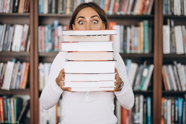 Student woman studying at the library oBRAZEK WYRÓŻNIAJĄCY DO RAPORTU GUS o bibliotekach publicznych w 2019 roku